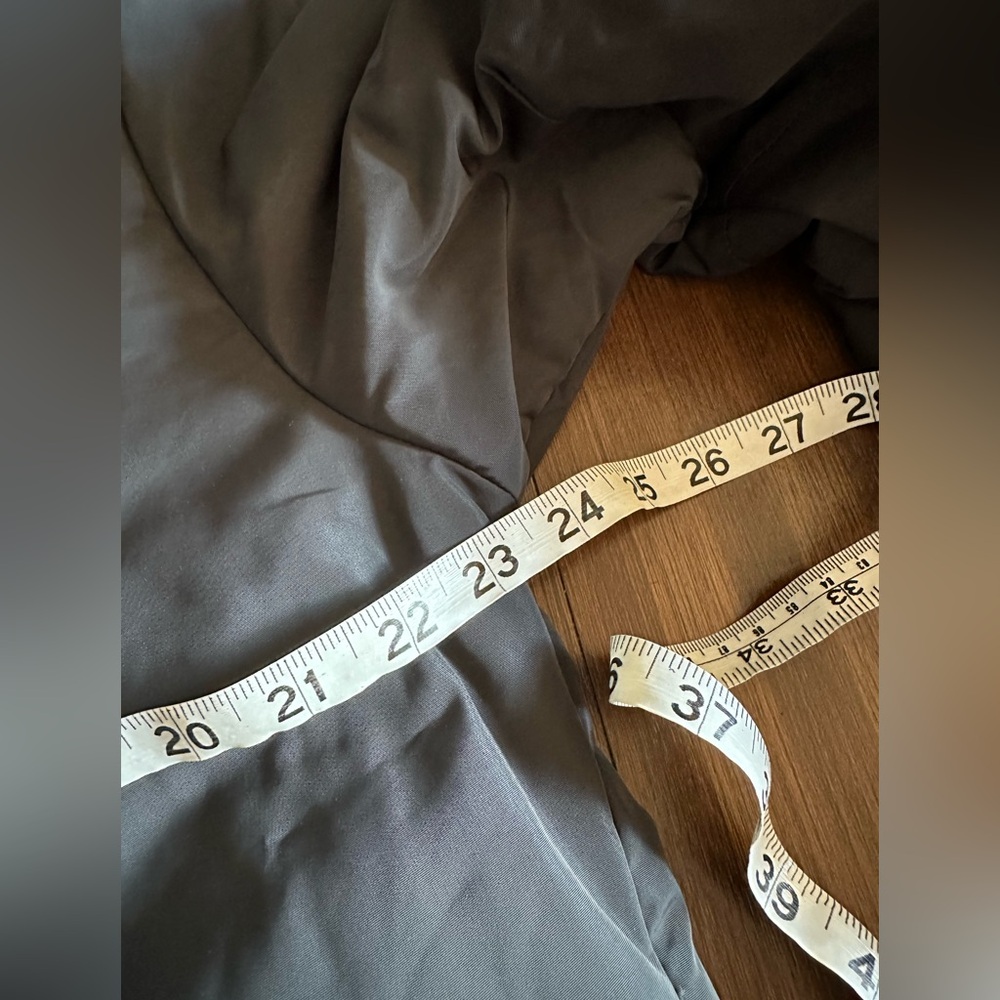 ALO Yoga Squad Jacket (Grey)
Bomber jacket 
Fits like a medium - Picture 6 of 9